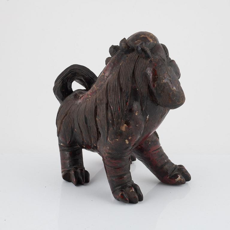 Figurin, bemålat trä, Shishi-lejon, Japan, Meiji, omkring år 1900.