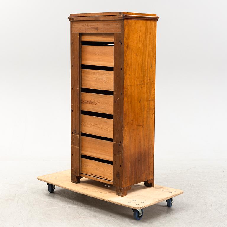 A walnut veneered tallboy dresser, end of the 19th Century.