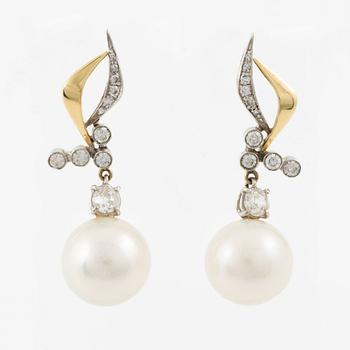 Earrings in 18K gold set with old-cut and brilliant-cut diamonds and cultured pearls.