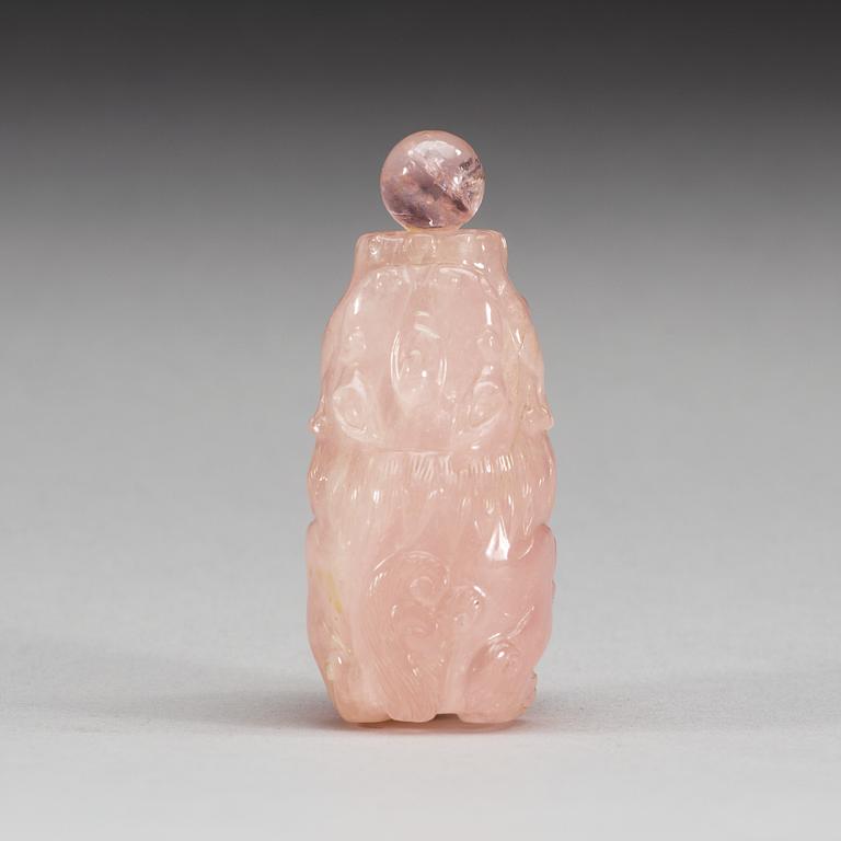 A rose quartz snuff buttle, first half of 20th Century.