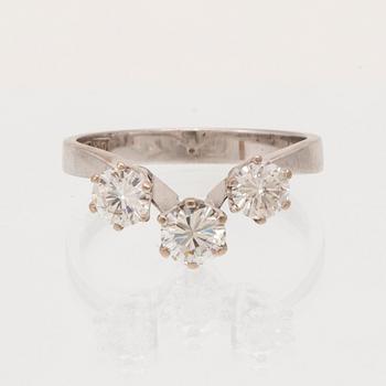 Ring trestensring 18K vitguld med runda briljantslipade diamanter.
