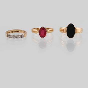 RINGAR, 3 st, 18K guld med syntetisk rubin, onyx respektive åttkantslipade diamanter. Vikt 9,7 gram.