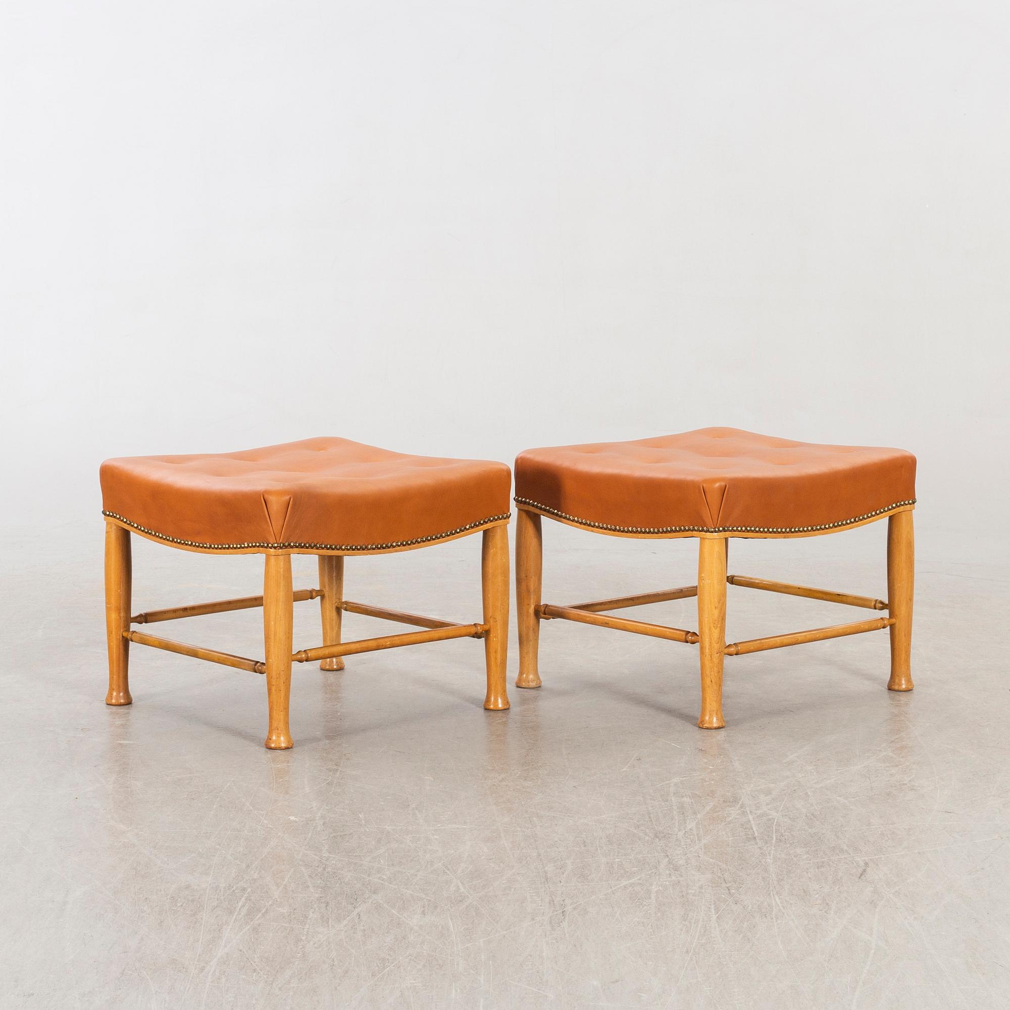 Josef Frank  taburetter, ett par modell 902 för Firma Svenskt Tenn 1900-talets andra hälft.