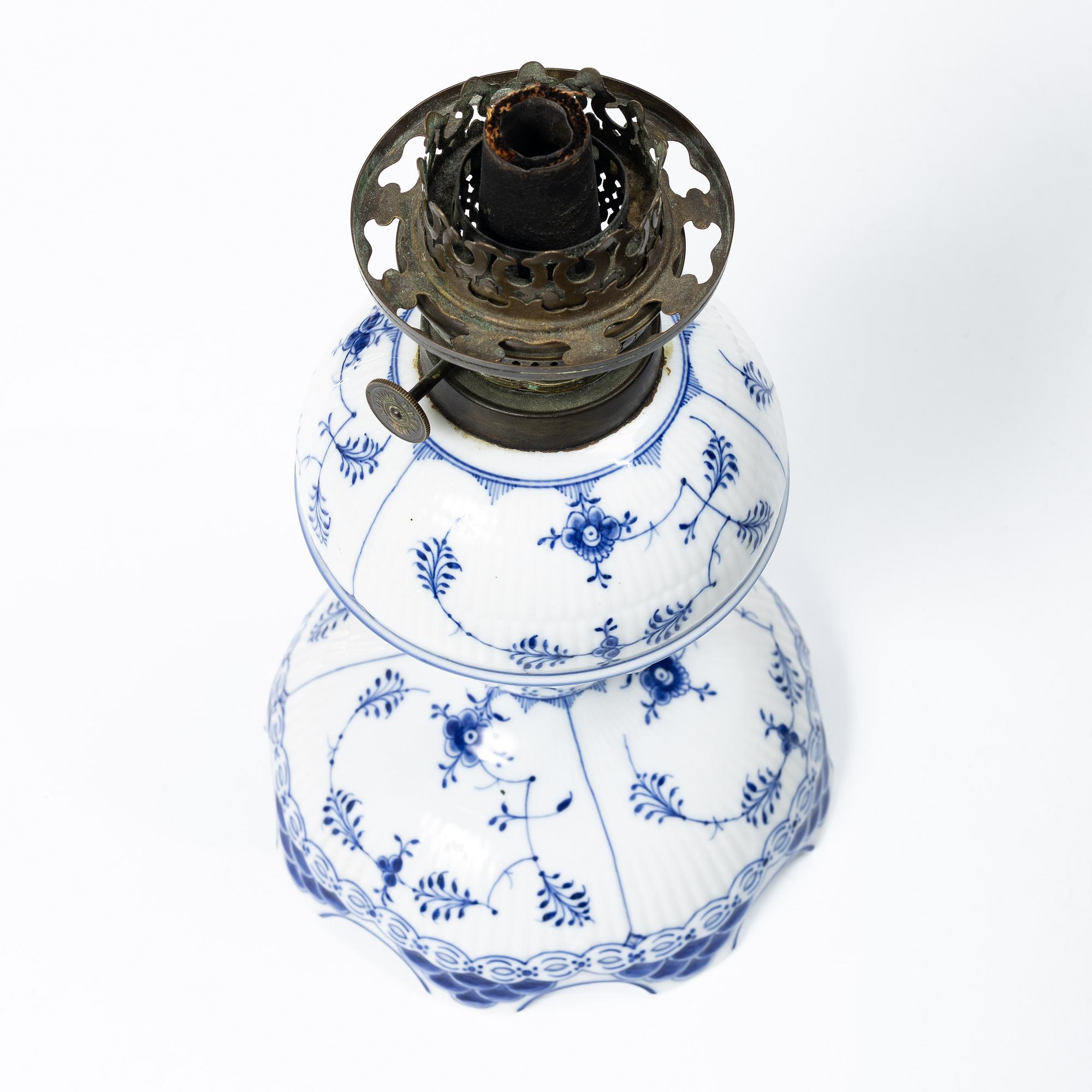 Royal Copenhagen, fotogenlampa, "Musselmalet", Danmark, 1870-90.