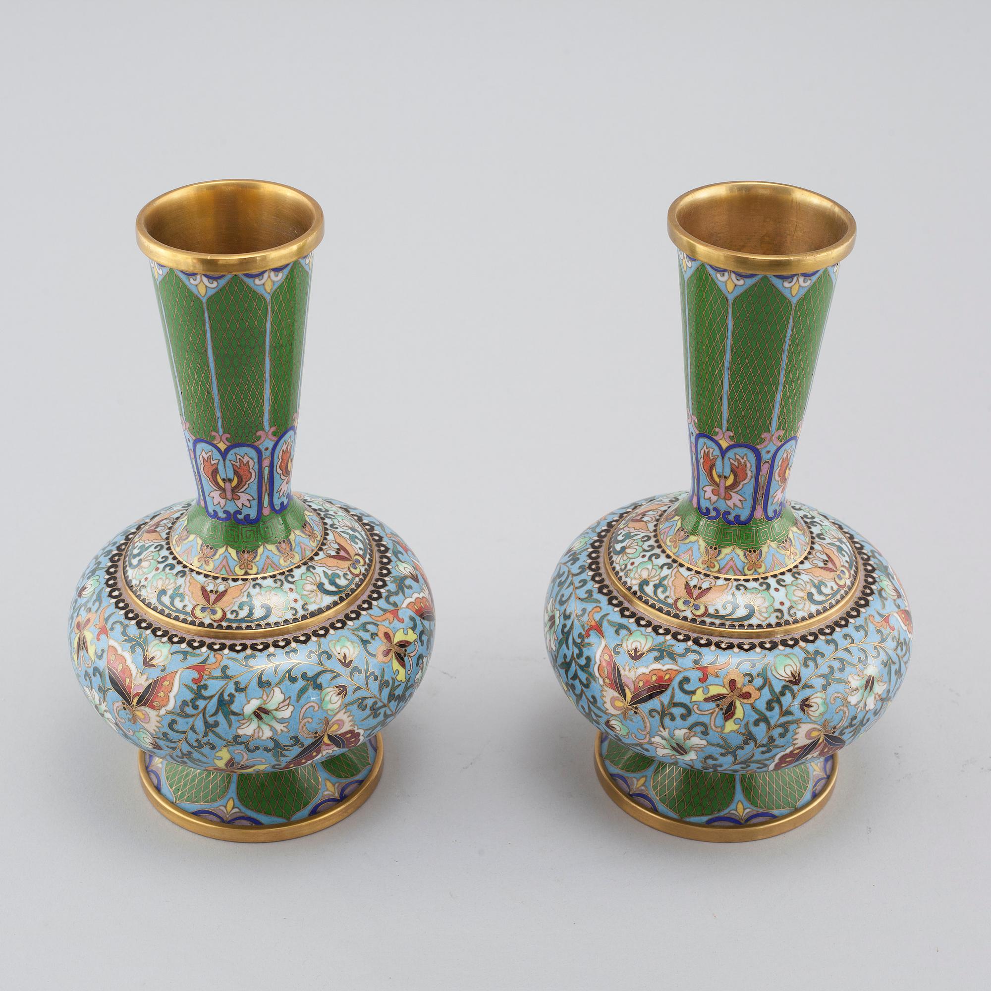 VASER, ett par, cloisonné, Kina, 1900-talets första hälft.