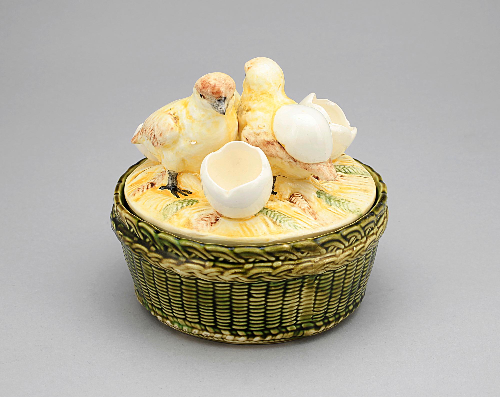 ÄGGKORG, fajans, 1900-talets första hälft, otydl märkning.