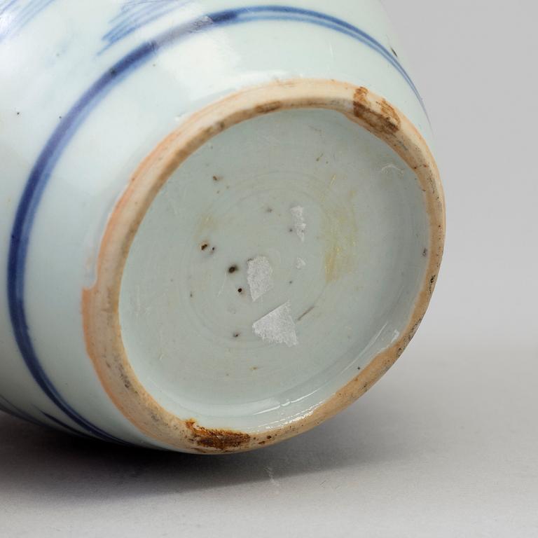 A blue and white miniture jar, Qing dynasty, 18th Century.