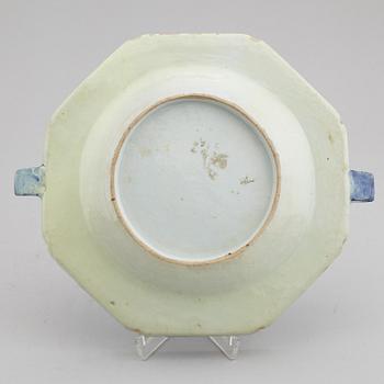A blue and white hot water dish and five dinner plates, Qing dynasty, 18/19th Century.