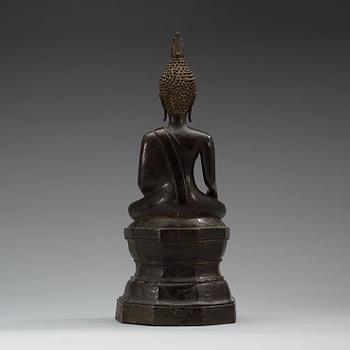 BUDDHA, brons. Thailand, 1800-tal eller äldre. Sockeln med inskription.