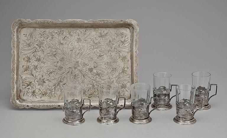 TEBÄGARE samt FAT, 7 delar, silver samt glas, orientaliskt, 1900-talets början, Total silvervikt 1229 g.