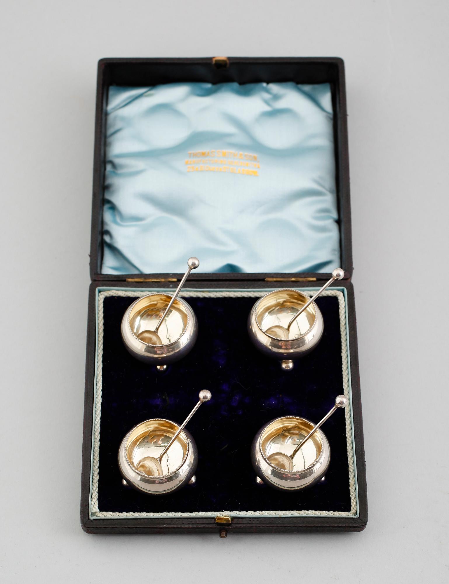 SALTKAR, 4 st med skedar, silver, Skottland, 1900-tal. Vikt ca  53 gram.