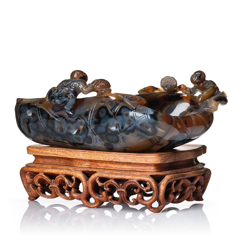 A sculptured agathe brush washer, late Qing dynasty.