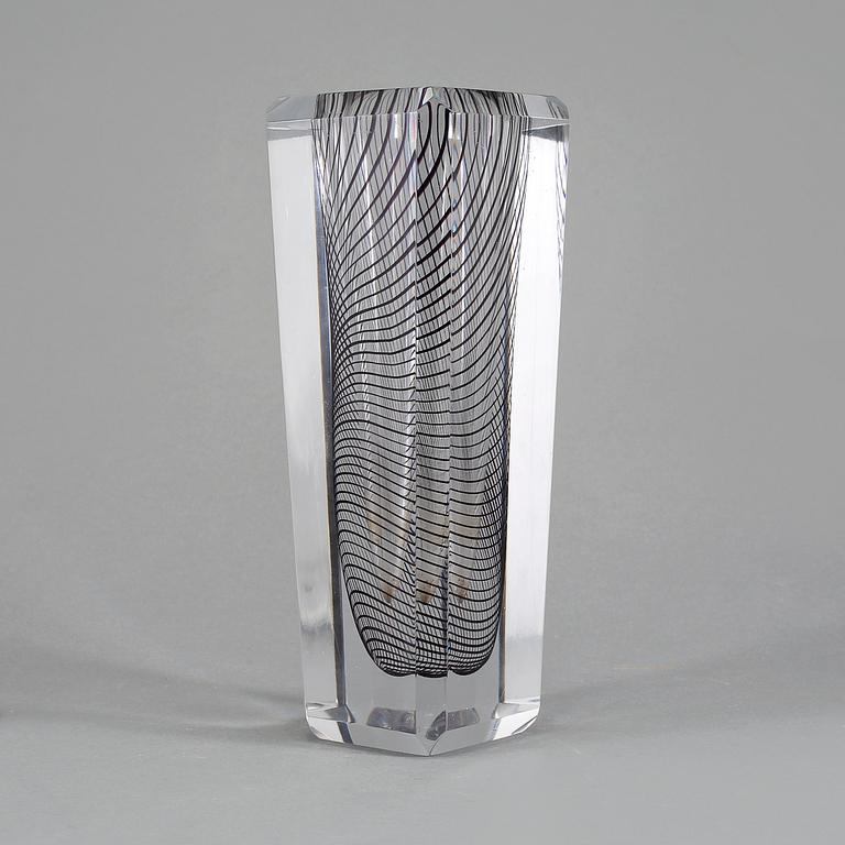 VAS, glas, Vicke Lindstrand, Kosta, signerad, 1900-tal.