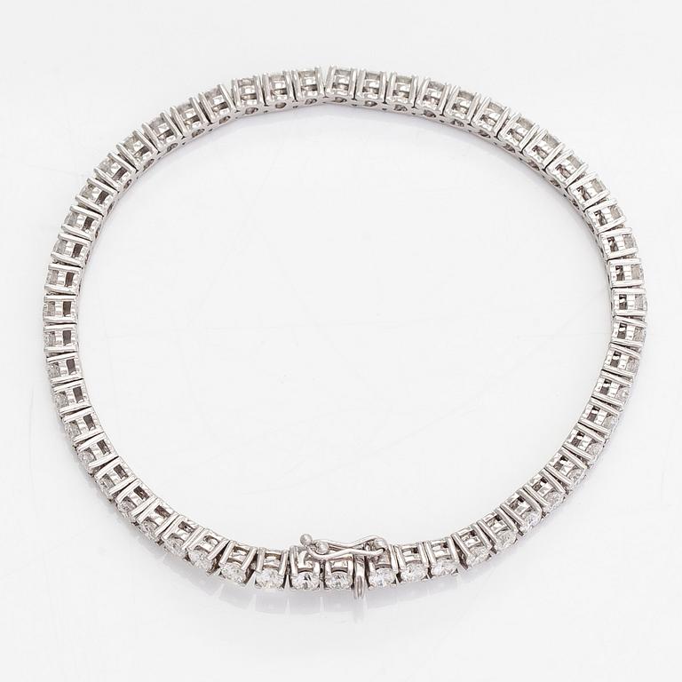 An 18K gold tennis bracelet with brilliant-cut diamonds totalling approx. 4.30 ct.