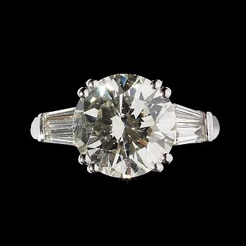 929. A brilliant cut diamond ring, 4.59 cts.