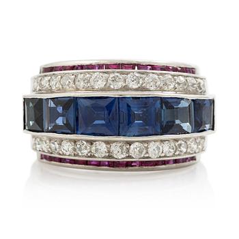 496A. W.A. Bolin ring 18K vitguld med gammal- och åttkantslipade diamanter samt fasettslipade safirer och rubiner.