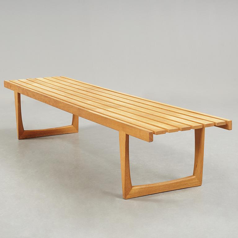 A bench "Tokoy" by Yngvar Snadström, Triva-serien for NK.