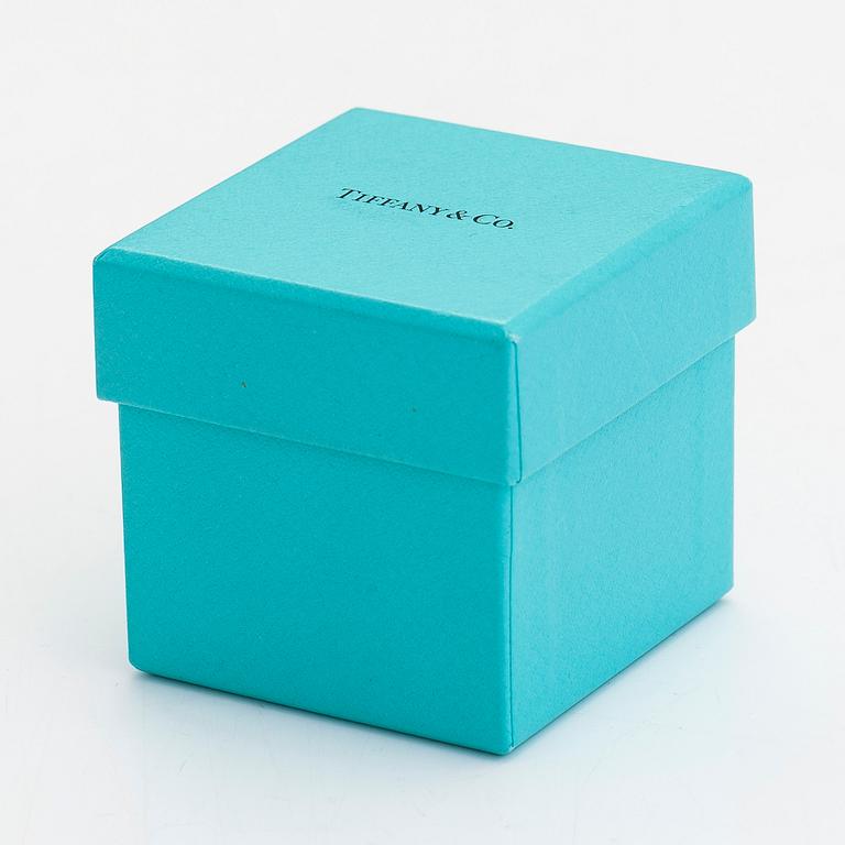 Tiffany & Co, a platinum ring with a brilliant cut diamond 0.38 ct. With cerificate.