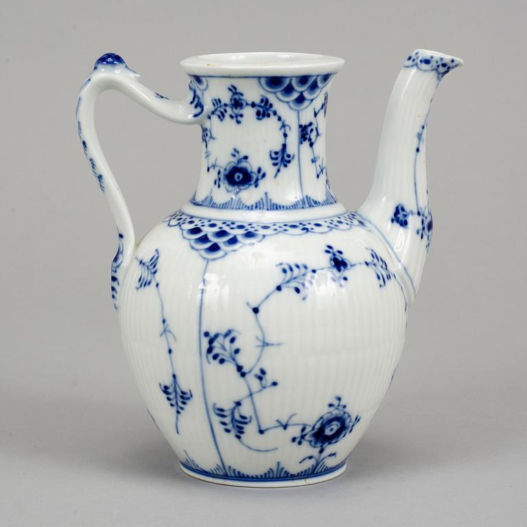 Royal Copenhagen, servisdelar, 14 delar, porslin. "Musselmalet", Danmark.