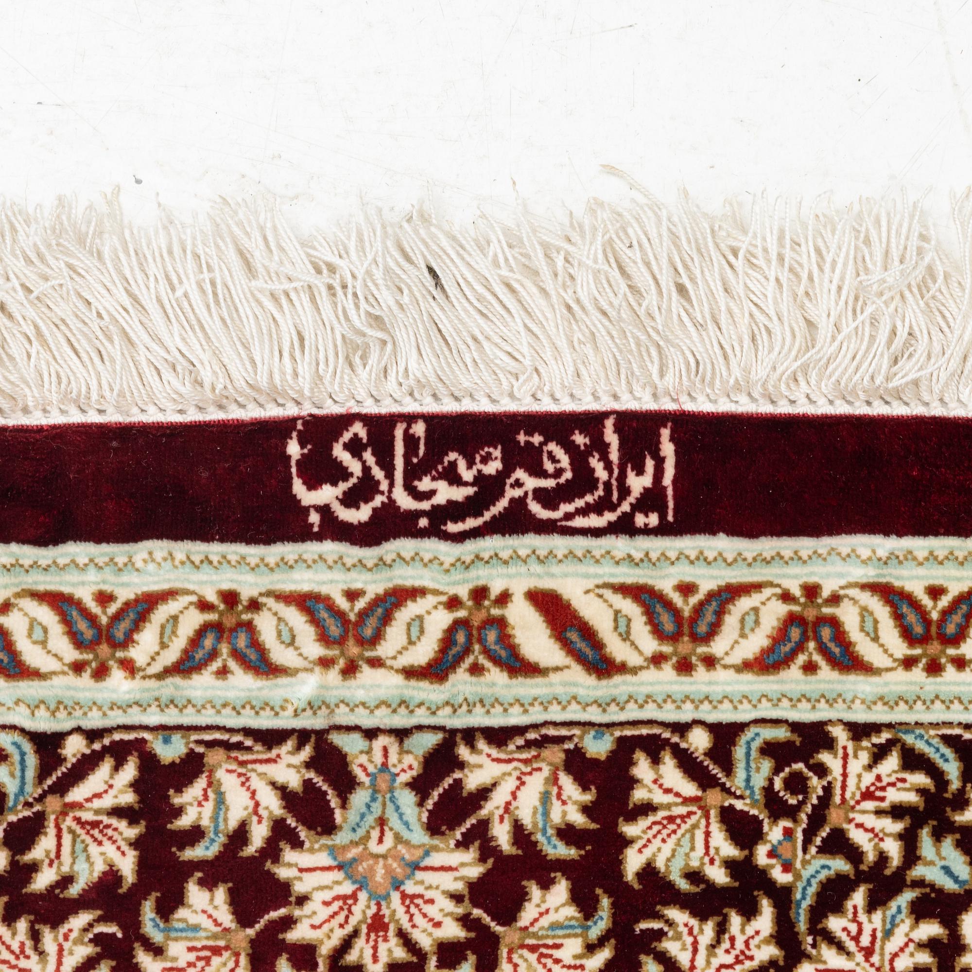 Matta, silke Ghom, signerad, ca. 106 x 80 cm.