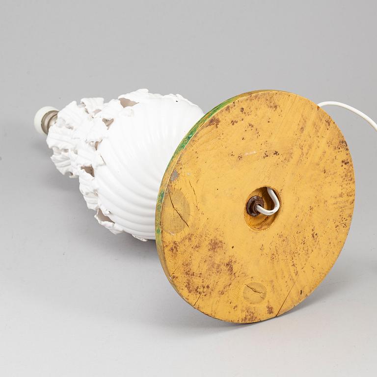 A late 20th century porcelaine table lamp.