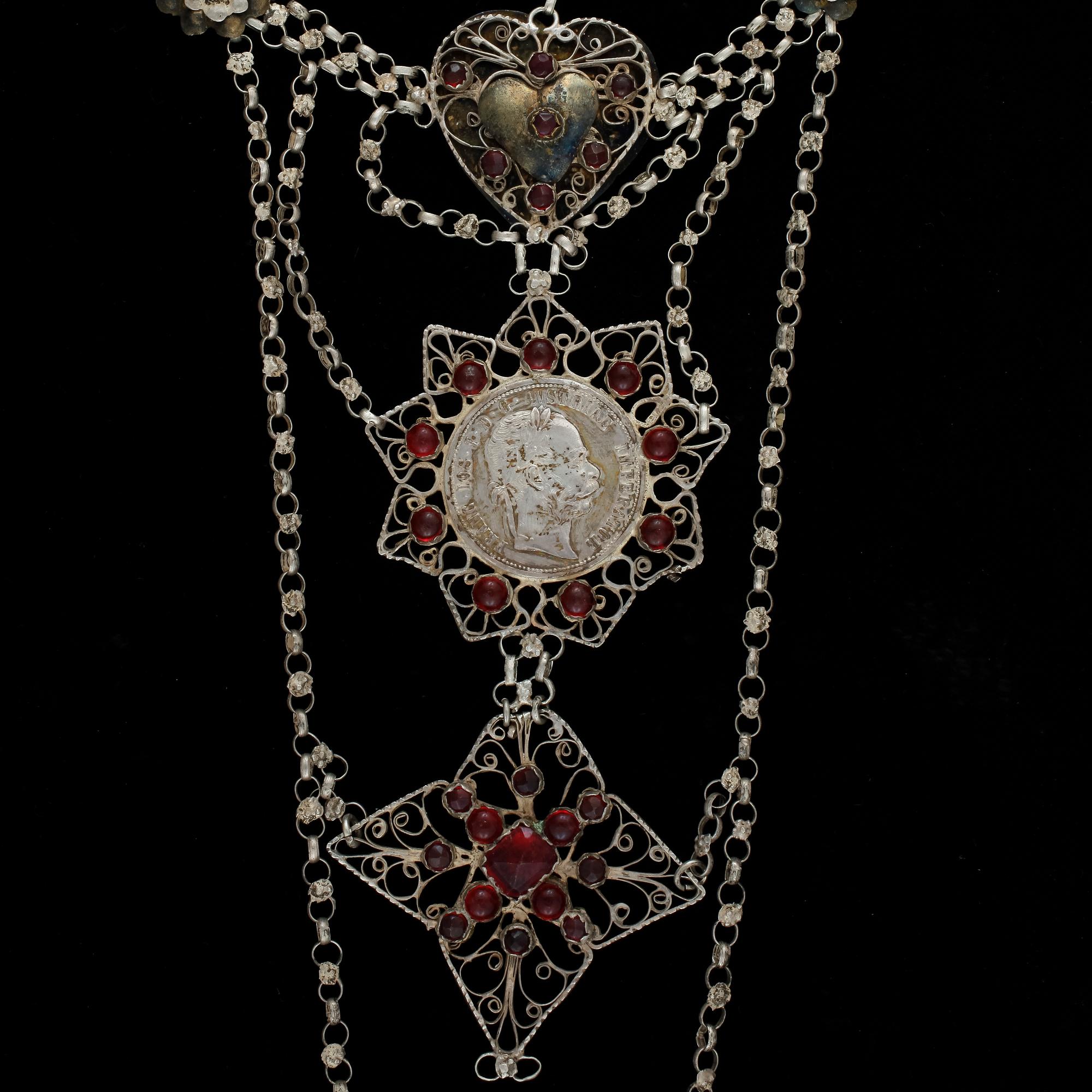DRÄKTSMYCKE, silver med röda stenar, troligen Österrike-Ungern, 1800-tal. Tot ca 113 gram.