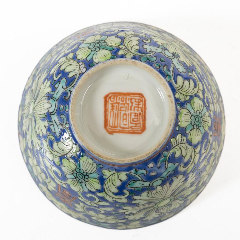 Skålar, tre stycken, samt litet blåvitt ytterfoder och lackask, porslin, Qingdynastin, 1800-tal.