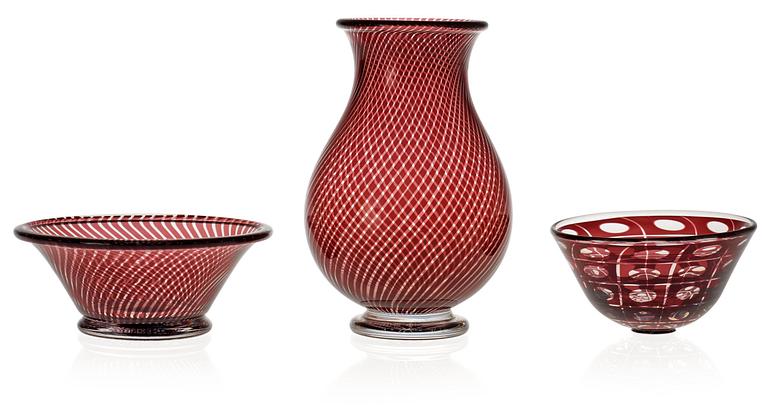 A set of two Edward Hald 'Slipgraal' glass bowls and a vase, Orrefors 1941-49.