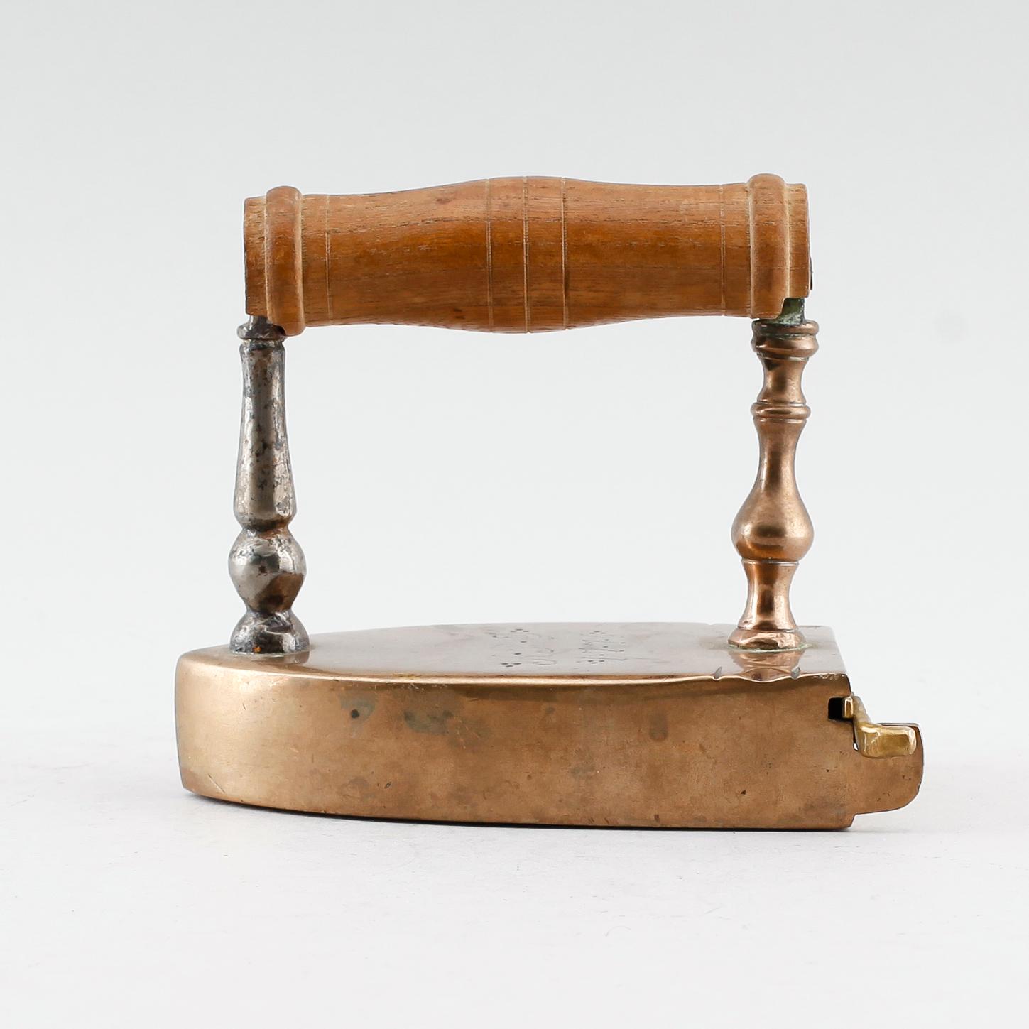 STRYKJÄRN, mässing, 1700-talets andra hälft.