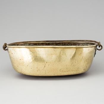 AN 18TH CENTURY BRASS CAULDRON.