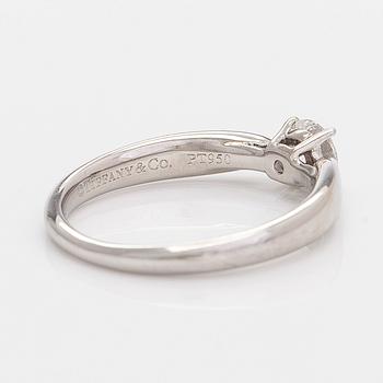 Tiffany & Co, a platinum ring with a brilliant-cut diamond approx. 0.31 ct according to engraving.