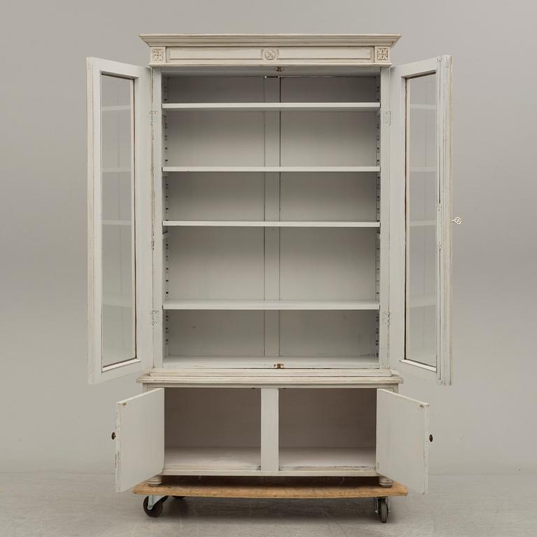 A 19th-/20th century cabinet.