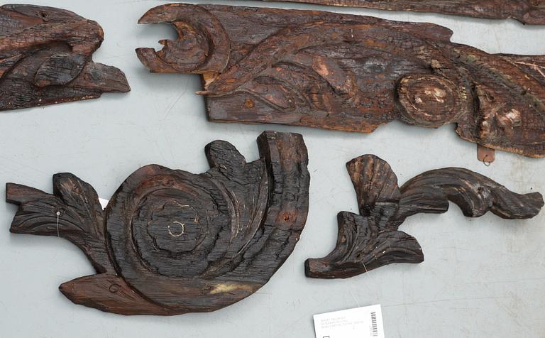 DELAR AV AKTERKASTELL TILL SEGELFARTYG, 5 st, trä, 1700-tal.