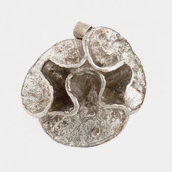 A pendant and a pair of earrings by Theresia Hvorslev, Mema, 1976.