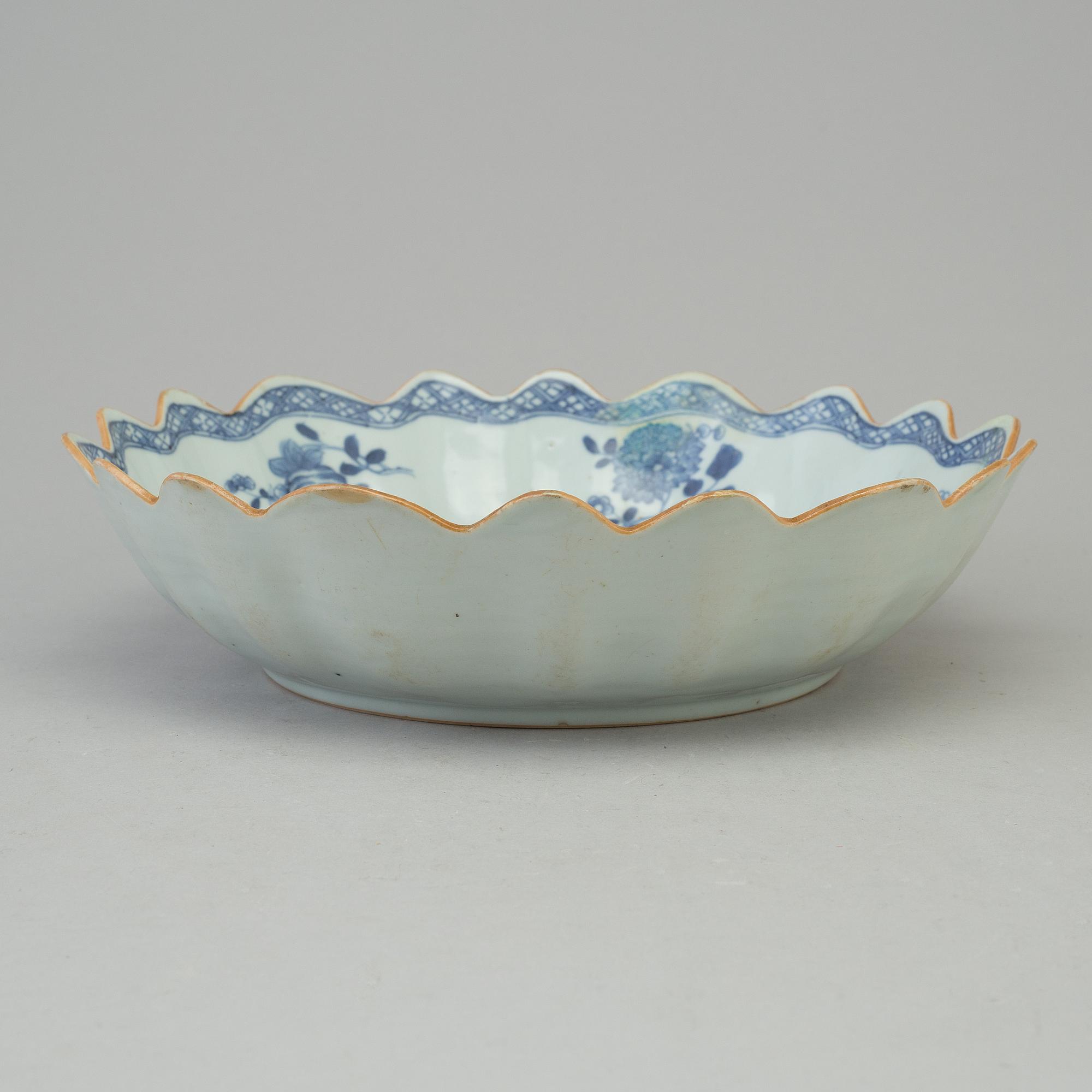 A Chinese blue and white export porcelain bowl, Qing dynasty, Qianlong (1736-95).
