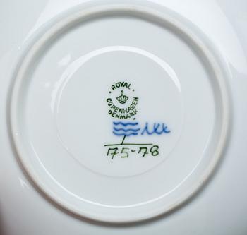 SERVIS, ca 65 delar, "Musselmalet", halvblond, Royal Copenhagen.