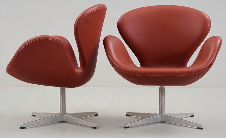 A pair of Arne Jacobsen red leather 'Swan' chairs, Fritz Hansen, Denmark 2001.