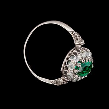 RING, smaragd med antikslipade diamanter, tot. ca 1.20 ct.