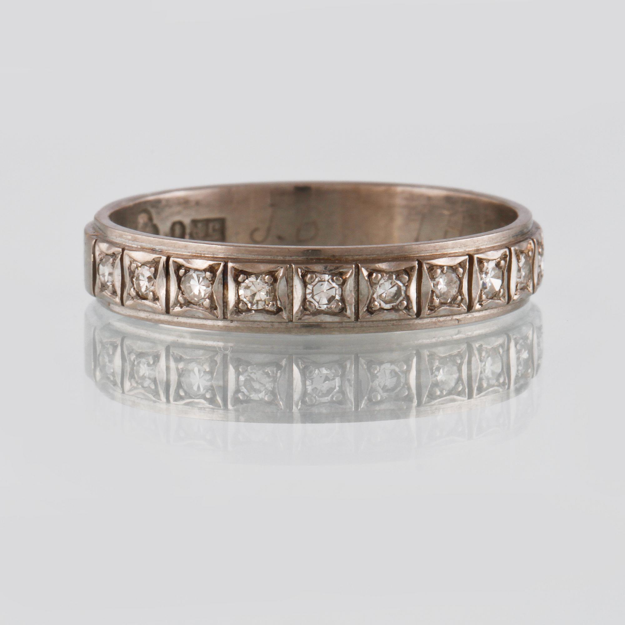 RING, 18K vitguld med 10 åttkantslipade diamanter, John Pettersson, Stockholm. Vikt 4,4 gram.