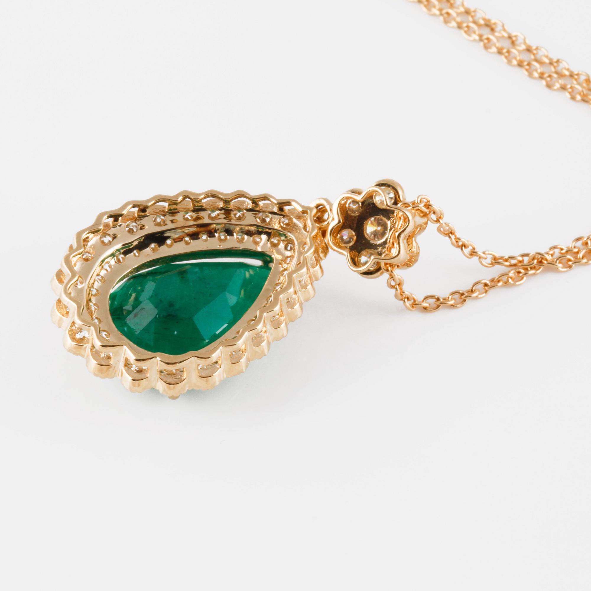 HÄNGE, 18K guld med briljantslipade diamanter ca 0.45 cct samt droppslipad smaragd ca 4.45 ct. Vikt 5,0 gram.