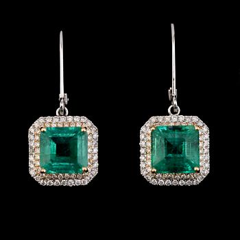 ÖRHÄNGEN, 1 par, 18K vit/gult guld, diamanter tot ca 0.40 ct, smaragder tot ca 4.00 ct.