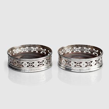 242. John Robertson & David Darling, coasters, ett par, silver, Newcastle 1795.