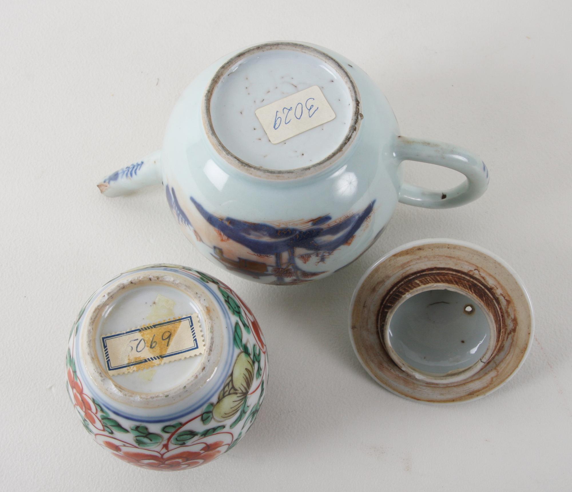 TEKANNA och VAS, porslin, Kina 1800-tal.