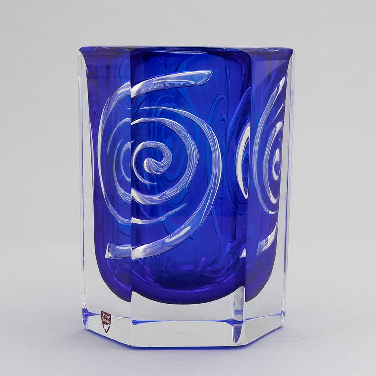 Olle Alberius, a signed 'Virvel' glass vase, Orrefors, 1988.