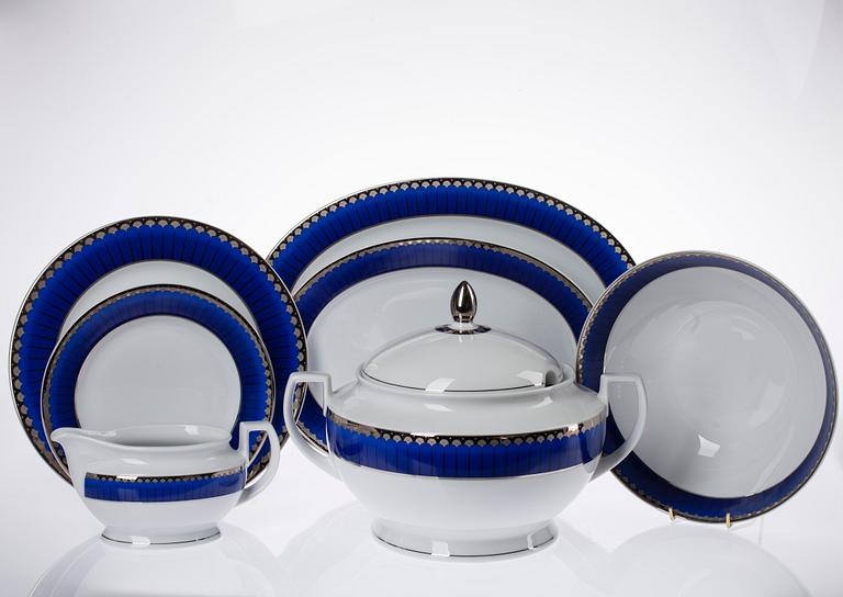 SERVIS, 41 delar porslin. "Christineholm" eller "Marianne Royal Blue", design Sigvard Bernadotte.