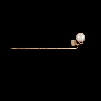 KRAVATTNÅL, 18k guld med odlad pärla och åttkantslipad diamant, 0.02 ct, Per Dåvik, Alton, Falköping, 1968. Vikt 0,5 g.