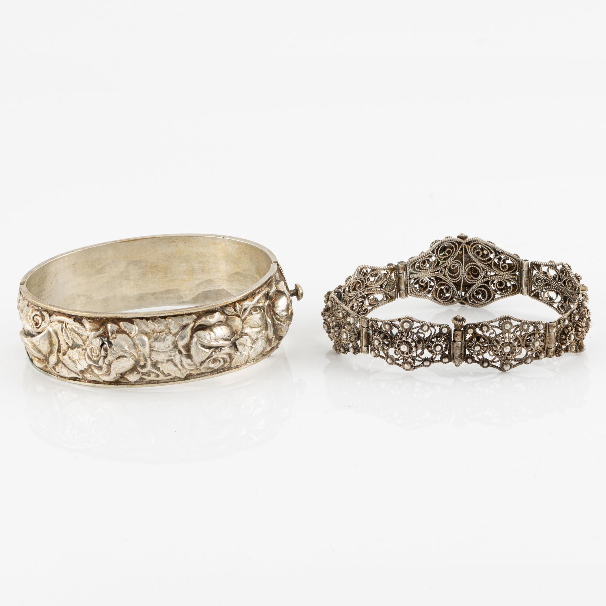 Armring samt armband, dekor av filigran, silver.