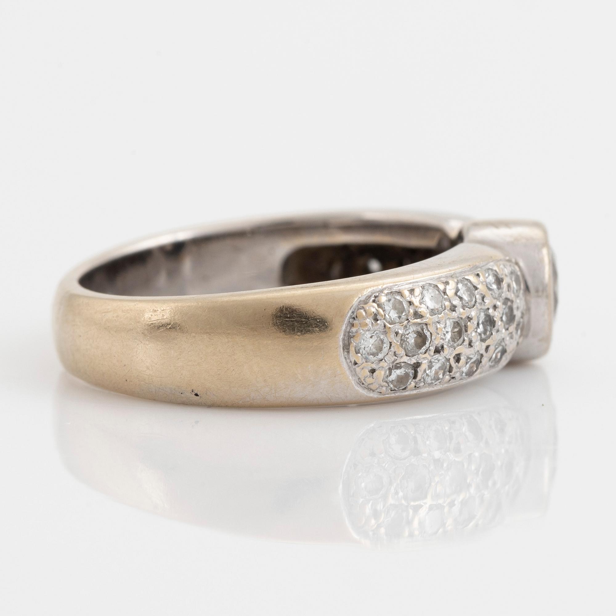 18K white gold and brilliant cut diamond ring.