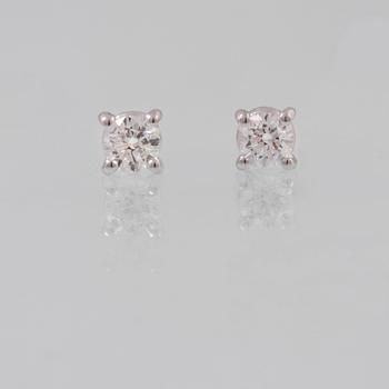 ÖRHÄNGEN, 18K vitguld med briljantslipade diamanter ca 0.28 ct. Vikt  1,3 gram.