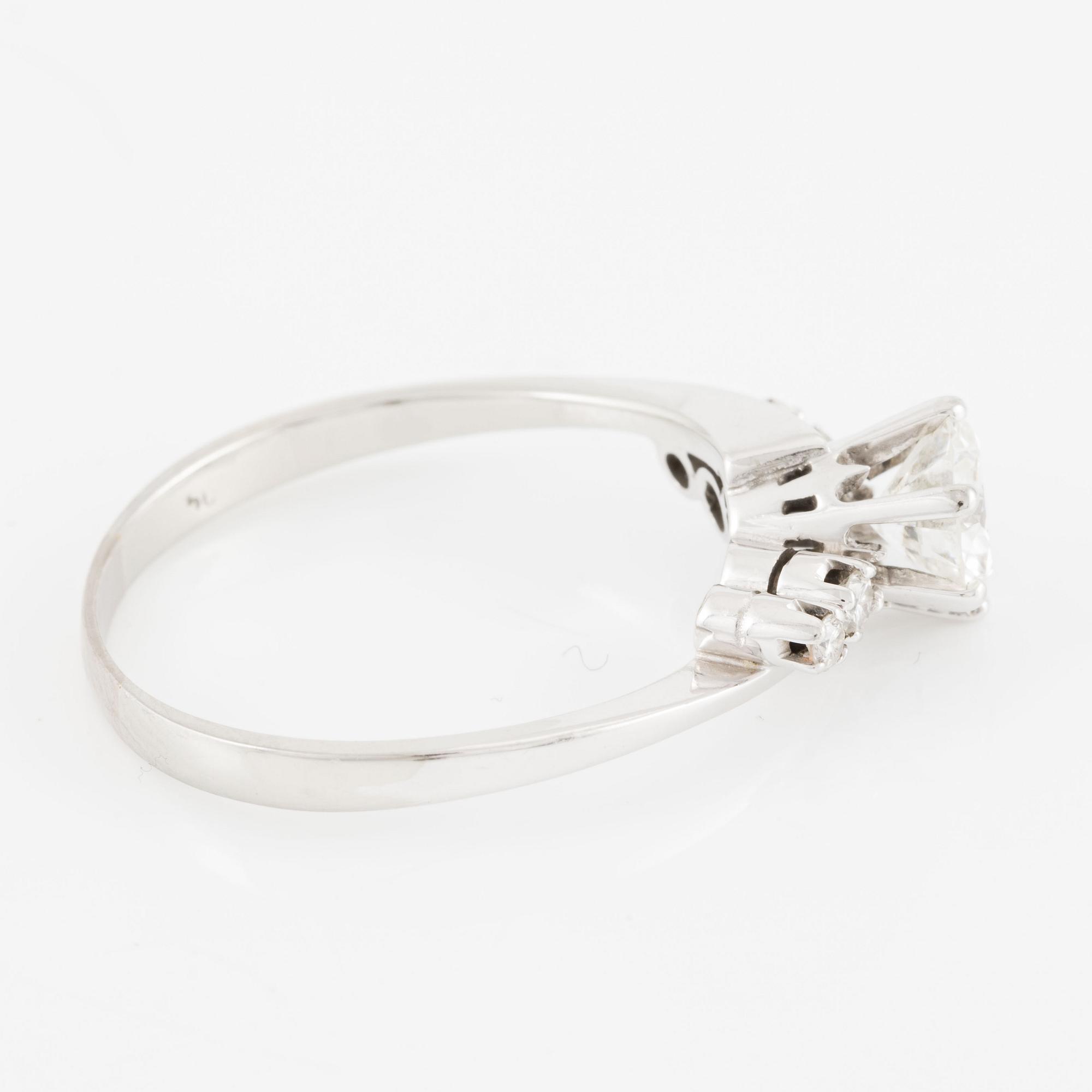 Ring, 18K white gold set with brilliant-cut diamonds.